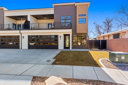 C-New Townhome with Pool, Downtown 1 Block From Restaurants, Pickle ball!