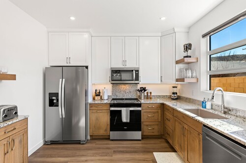 C-New Townhome with Pool, Downtown 1 Block From Restaurants, Pickle ball!