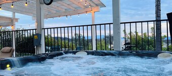 Hilltop Private Estate W/ Views, Pool, Hot Tub, Mini Golf & More!!