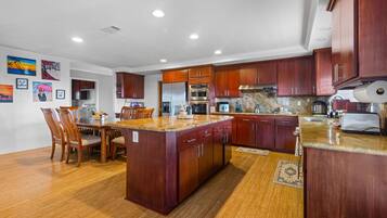 冷蔵庫、電子レンジ、オーブン、コンロ