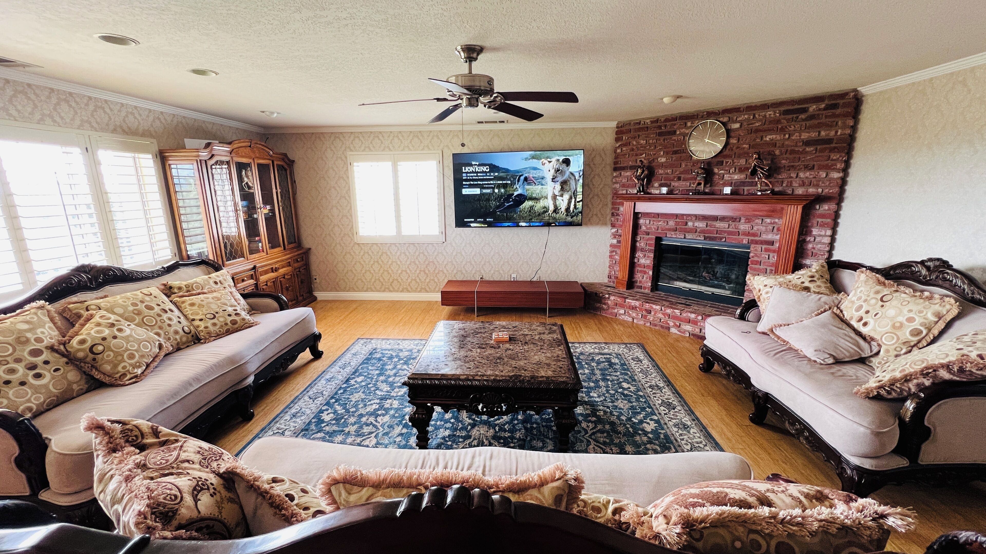 Smart-TV, Kamin, Tischtennisplatte, Bücher