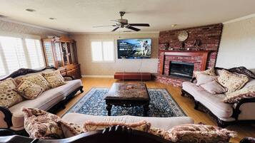 智能電視、壁爐、乒乓球設施、書籍