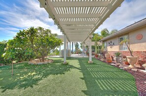 Property grounds - New Hilltop Private Estate W/ Views, Pool, Hot Tub, Mini Golf & More! (Murrieta)
