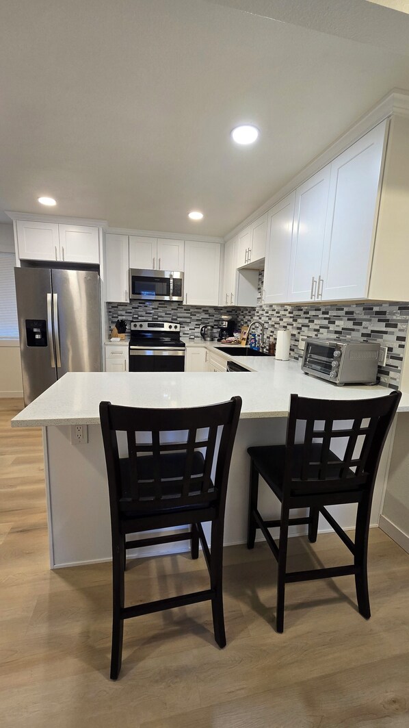 Jääkaappi, mikroaaltouuni, uuni, liesi