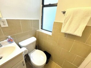 Secador de pelo, toallas, jabón, papel higiénico