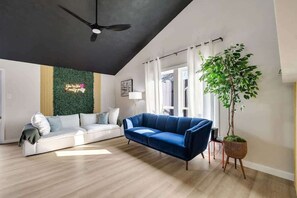 TV, lareira, escritórios