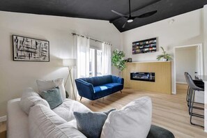 TV, lareira, escritórios