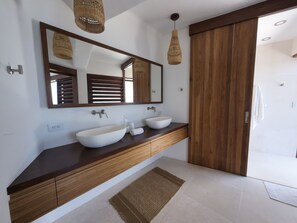 Dusche, HandtĂŒcher, Seife, Toilettenpapier