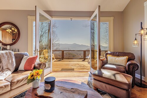 Smoky Mountain High Hot Tub Mtn Views 2 miles to Polar Express, Bryson City