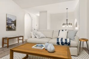 Smart TV, chimenea, videojuegos, futbolito