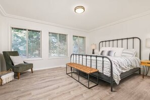 4 bedrooms, desk, iron/ironing board, travel crib