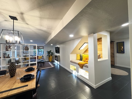 Smart TV, books. Rustic luxe Hideaway-near Beautiful American Fork Canyon!