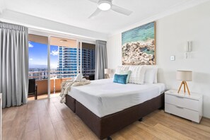 3 bedrooms, in-room safe, iron/ironing board, Internet - Comfy 3 Bedroom Ocean View Apartment - Q Stay. Zenith 2004 - 5N - NB (Surfers Paradise)