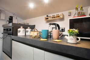 Kühlschrank, Mikrowelle, Ofen, Herdplatte