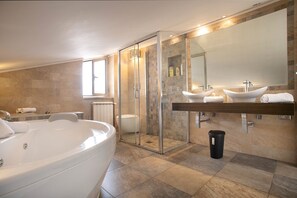 Douche, baignoire à jets, sèche-cheveux, bidet