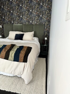 2 bedrooms, WiFi, bed sheets - NEW Style & Comfort - 2 miles to downtown, 5 blocks to cute cafes, bars (Austin)