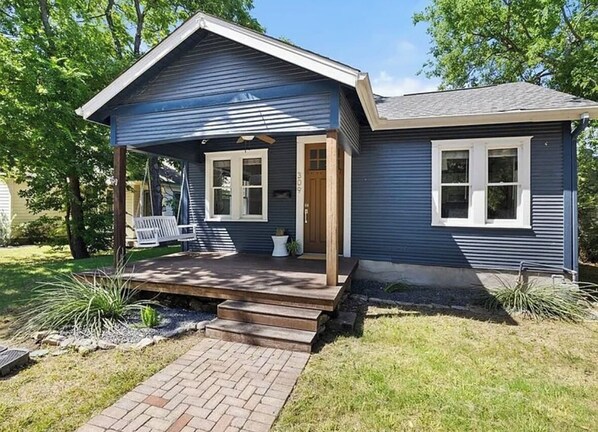 Exterior - NEW Style & Comfort - 2 miles to downtown, 5 blocks to cute cafes, bars (Austin)