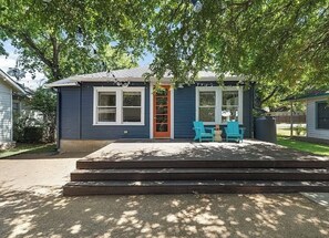 Exterior - NEW Style & Comfort - 2 miles to downtown, 5 blocks to cute cafes, bars (Austin)
