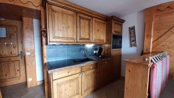 Réfrigérateur, micro-ondes, plaque de cuisson, lave-vaisselle