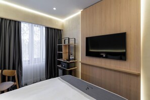 Minibar, coffres-forts dans les chambres, bureau