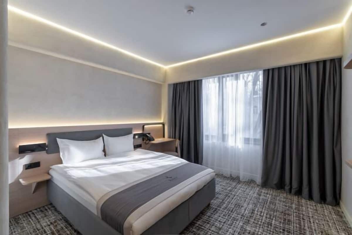 Minibar, in-room safe, desk, iron/ironing board