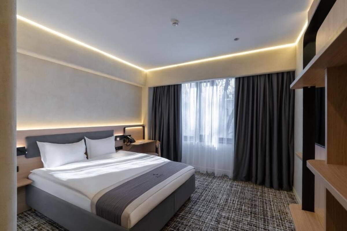 Superior tweepersoonskamer | Een minibar, een kluis op de kamer, een bureau