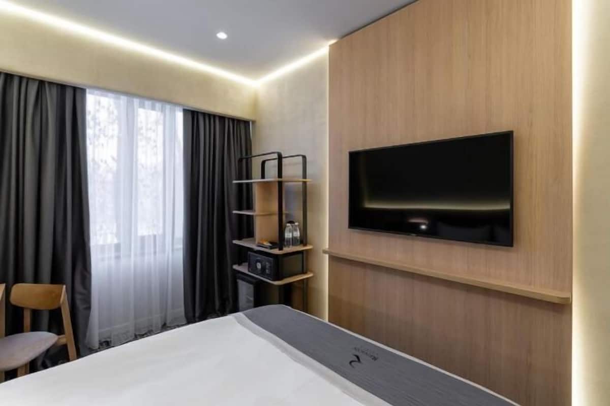Minibar, coffres-forts dans les chambres, bureau