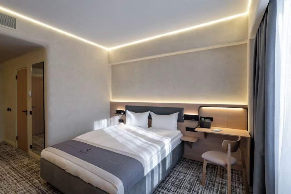 Minibar, in-room safe, desk, iron/ironing board