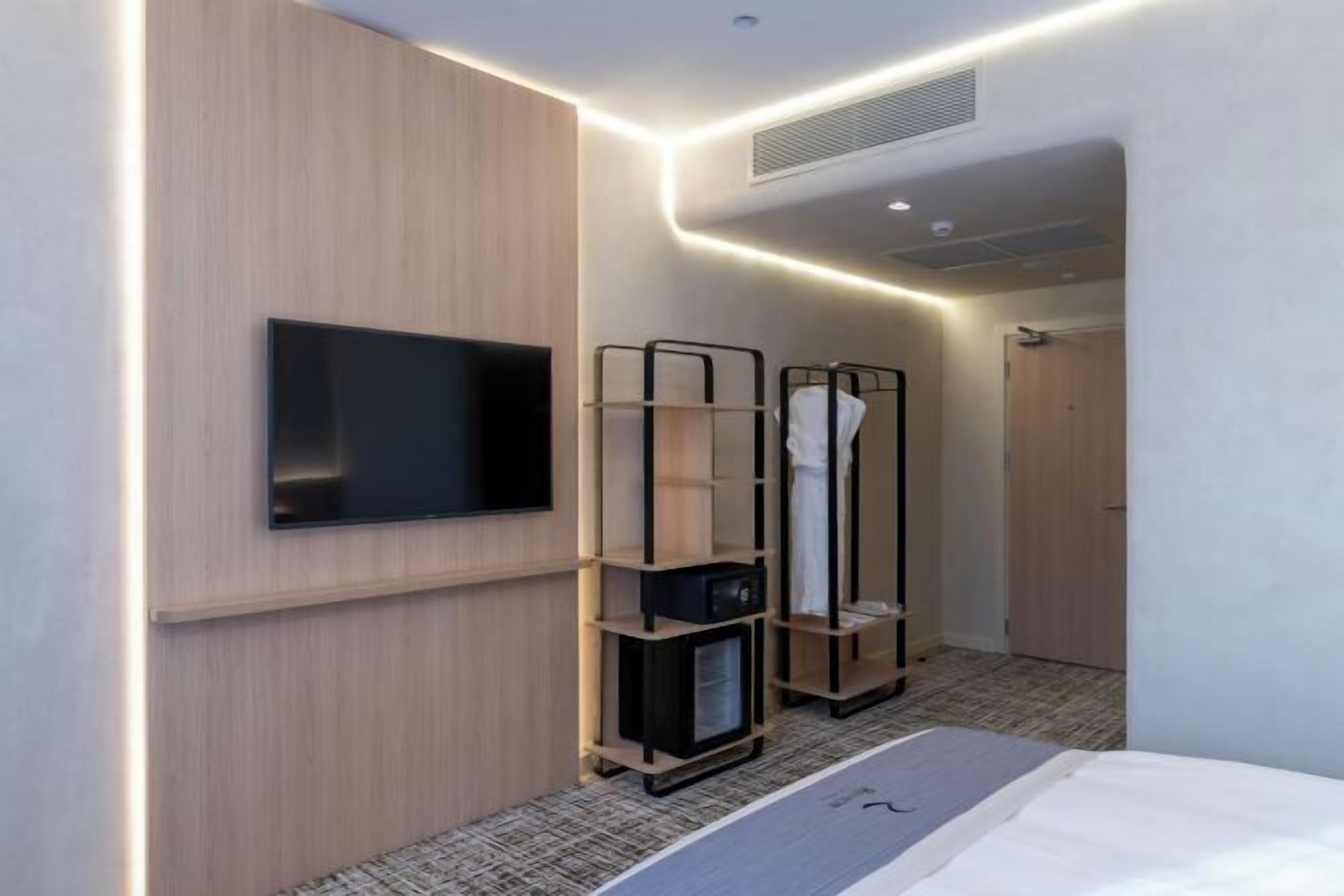 Minibar, safe på rommet, skrivebord og strykejern/-brett