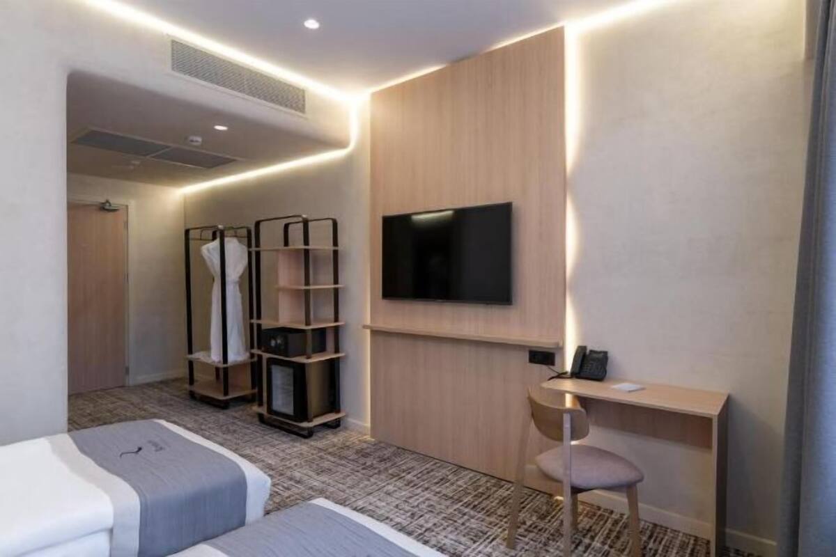 Minibar, coffres-forts dans les chambres, bureau