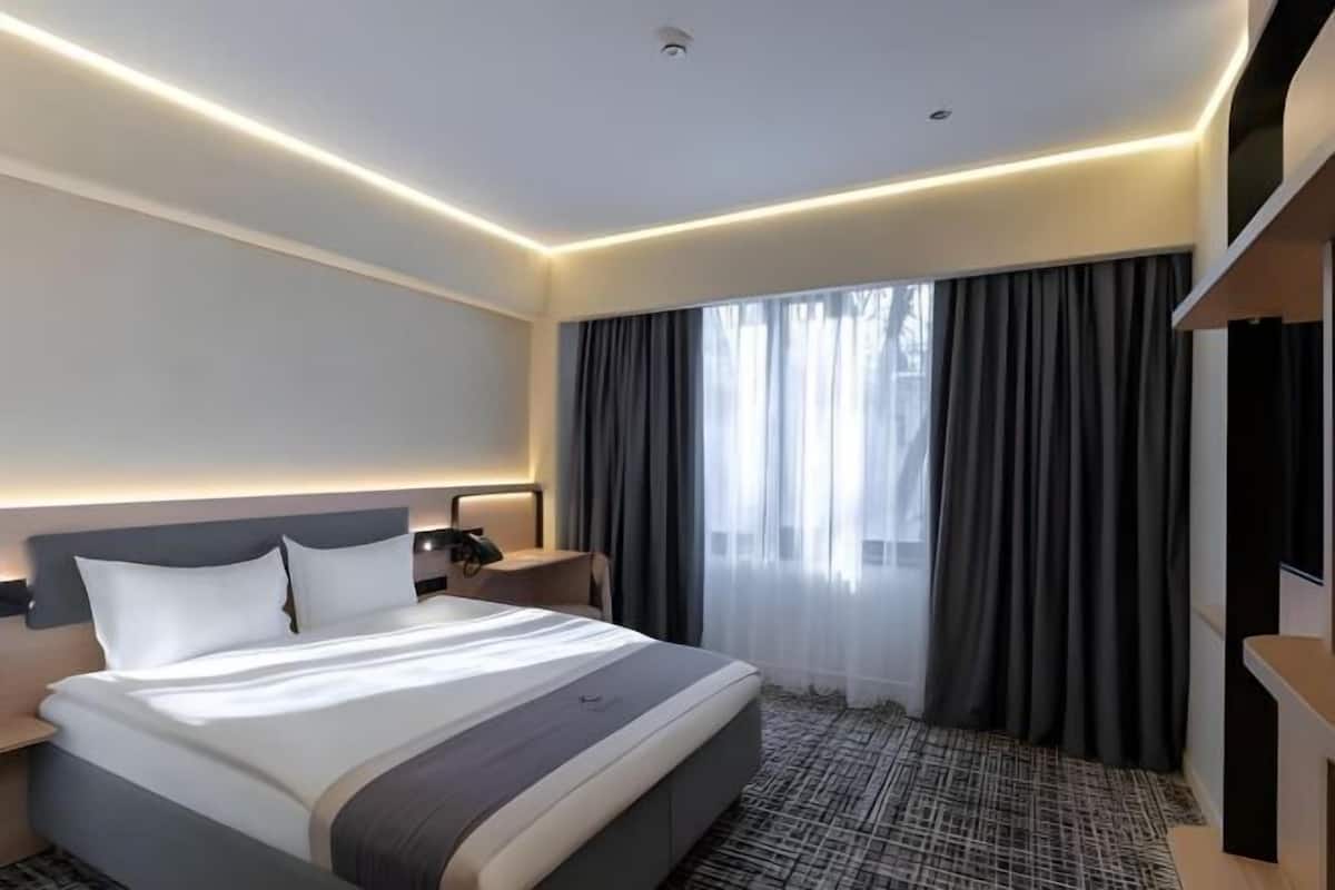 Minibar, in-room safe, desk, iron/ironing board