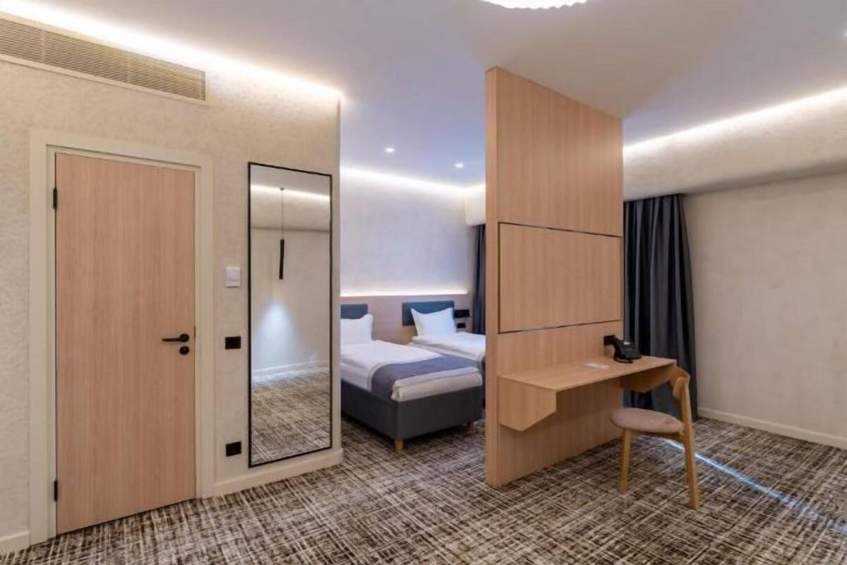 Minibar, in-room safe, desk, iron/ironing board