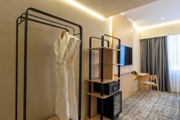 Minibar, coffres-forts dans les chambres, bureau