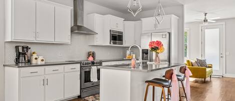 ثلاجة، ميكروويف، فرن، موقد طهي مسطح