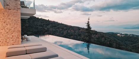 Een buitenzwembad, een verwarmd zwembad