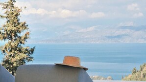 A sun lounger with a view of the sea and mountains. - Luxury Villa with Infinity Pool & Sea Views in Northeast Corfu (kassiopi)