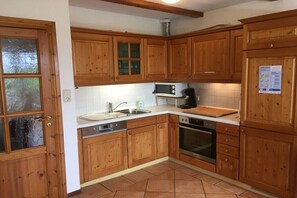 Een koelkast, een microgolfoven, een oven, een kookplaat