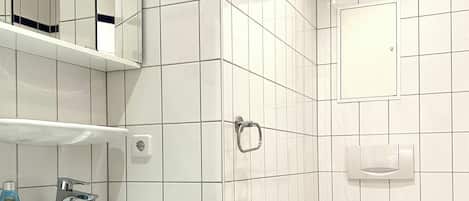 Haartrockner, Handtücher, Seife, Toilettenpapier