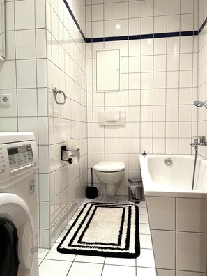 Hair dryer, towels, soap, toilet paper - Apartment, 10 min. walk to the center, 45m2,Netflix& all amenities! (Erfurt)