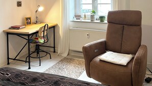 A room with a desk, chair, and a window with curtains. - Apartment, 10 min. walk to the center, 45m2,Netflix& all amenities! (Erfurt)
