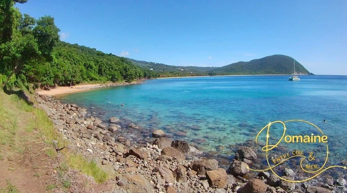 På stranden, solsenger og strandhåndklær