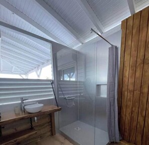 Regadera, secadora de cabello, toallas, jabón 