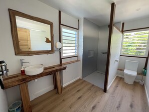 Een douche, een haardroger, handdoeken, zeep