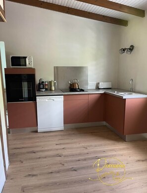 Réfrigérateur, four à micro-ondes, un four, surface de cuisson