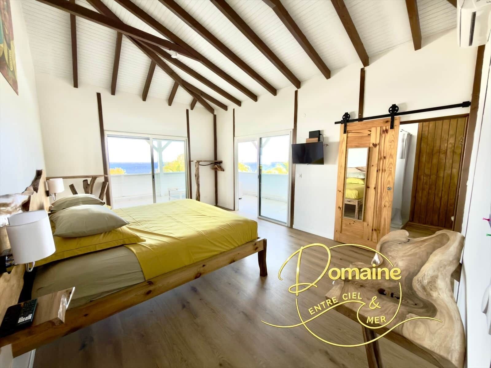 2 chambres, coffres-forts dans les chambres, fer et planche à repasser