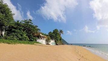 Accommodatie ligt op het strand, ligstoelen, strandlakens