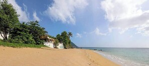 On the beach, sun-loungers, beach towels - Bel Bo sea view and access to 4 beaches in Deshaies (Deshaies)