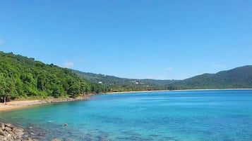Ubicación a pie de playa, tumbonas y toallas de playa