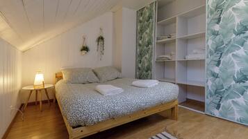 3 slaapkamers, een strijkplank/strijkijzer, reisbedje, wifi