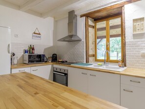 Fridge, microwave, oven, coffee/tea maker - Maison de campagne rénovée proche Argenton Sur creuse (Celon)